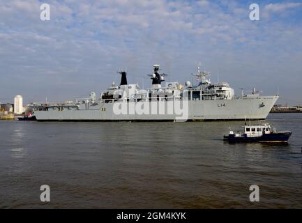 16/09/2021 Thames Barrier Woolwich UK HMS Albion è raffigurato attraversando la barriera del Tamigi. La nave da guerra era un partecipante alla S Internazionale Foto Stock