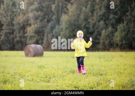 I bambini in villaggio camminano attraverso la foresta d'autunno e raccolgono i funghi. I bambini nella natura camminano nella natura. Passeggiata rurale in autunno. Foto Stock