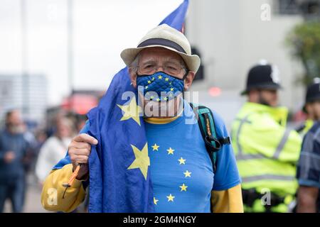 Londra, Regno Unito. 15 settembre 2021. Un protettore visto indossare una camicia, maschera con la bandiera UE durante la dimostrazione.chiamato da SODEM, Stand of Defiance European Movement, un gruppo di anti-brexiters si è riunito a Westminster per protestare contro il governo Boris Johnson. Si sforzano di trasmettere il messaggio che la Brexit non è stata la volontà della gente al governo britannico in carica. (Foto di Belinda Jiao/SOPA Images/Sipa USA) Credit: Sipa USA/Alamy Live News Foto Stock