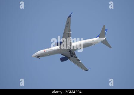 ISTANBUL, TURCHIA - 24 MAGGIO 2021: AnadoluJet Airlines Boeing 737-8F2 (CN 35743) che atterra all'aeroporto Sabiha Gokcen di Istanbul. Foto Stock