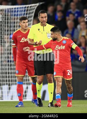 Leicester, GBR. 16 settembre 2021. Lorenzo Insigne di Napoli si lamenta per l'arbitro Tiago Martins durante Leicester City v Napoli, UEFA Europa League Football match, King Power Stadium, Leicester, UK-16 Sep 2021 Credit: Michael Zemanek/Alamy Live News Foto Stock