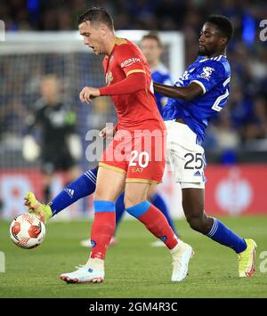 Leicester, GBR. 16 settembre 2021. Piotr Zielinski di Napoli e Onyinye Ndidi Leicester City durante Leicester City contro Napoli, UEFA Europa League Football match, King Power Stadium, Leicester, UK-16 Sep 2021 Credit: Michael Zemanek/Alamy Live News Foto Stock