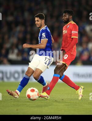 Leicester, GBR. 16 settembre 2021. Ayoze Perez di Leicester City e Franck Zambo di Napoli durante Leicester City v Napoli, UEFA Europa League Football match, King Power Stadium, Leicester, UK-16 Sep 2021 Credit: Michael Zemanek/Alamy Live News Foto Stock