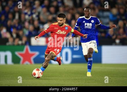 Leicester, GBR. 16 settembre 2021. Lorenzo Insigne di Napoli e Patson Daka di Leicester City durante Leicester City v Napoli, UEFA Europa League Football match, King Power Stadium, Leicester, UK-16 Sep 2021 Credit: Michael Zemanek/Alamy Live News Foto Stock