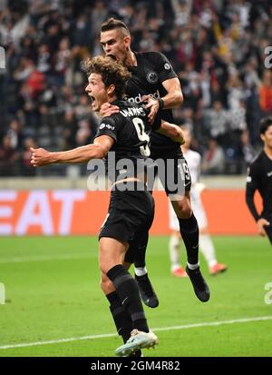 16 settembre 2021, Hessen, Francoforte sul meno: Calcio: Europa League, Eintracht Frankfurt - Fenerbahce Istanbul, Group Stage, Group D, Matchday 1 al Deutsche Bank Park. Sam Lammers (l) e Rafael Santos Borré festeggiano il traguardo per renderlo 1:1. Foto: Arne Dedert/dpa Foto Stock