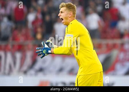 Jean Butez, portiere di Anversa, sembra abbattuto durante una partita di calcio tra il Greco Olympiacos F.C. e il Belga Royal Antwerp FC, giovedì 16 settembre Foto Stock