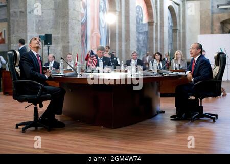 Il presidente Barack Obama, guarda al soffitto del Cabanas Cultural Center durante l'incontro trilaterale con il primo ministro canadese Stephen Harper e il presidente messicano Felipe Calderon al vertice dei leader nordamericani di Guadalajara, Messico, 10 agosto 2009. (Foto ufficiale della Casa Bianca di Pete Souza) questa fotografia ufficiale della Casa Bianca è resa disponibile solo per la pubblicazione da parte delle organizzazioni di notizie e/o per uso personale la stampa dal soggetto(i) della fotografia. La fotografia non può essere manipolata in alcun modo e non può essere utilizzata in materiali commerciali o politici, ivi Foto Stock