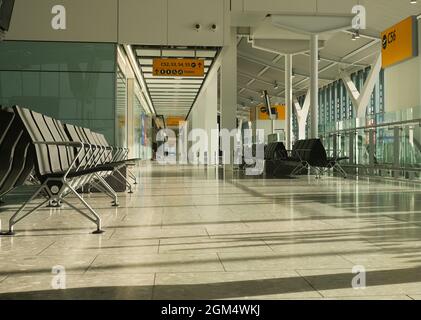 Terminal di attesa aeroporto vuoto. Cancellazione del volo in ritardo. Quarantena del coronavirus covid 19 Foto Stock