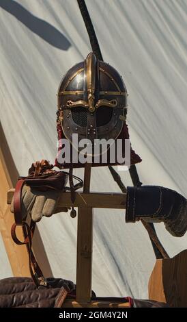 armature knight, caschi e accessori, tutto ciò che gli appassionati di marche medievali amano. in amorevole dettaglio elaborato e mantenuto. Foto Stock