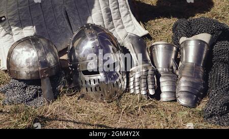 armature knight, caschi e accessori, tutto ciò che gli appassionati di marche medievali amano. in amorevole dettaglio elaborato e mantenuto. Foto Stock