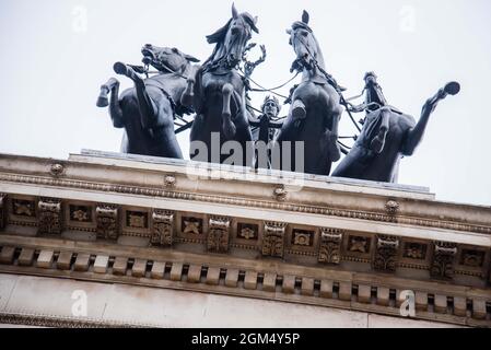 Cavalli di Helios Statua visione astratta da sotto cavalli a Piccadilly Londra il 27 gennaio 2017. Foto Stock