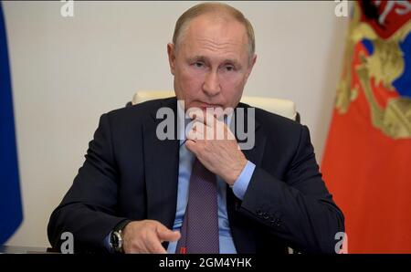 Novo-Ogaryovo, Russia. 14 settembre 2021. Il presidente russo Vladimir Putin presiede una videoconferenza con il governatore della regione di Tula Alexei Dyumin, residente nello stato di Novo-Ogaryov il 14 settembre 2021 fuori Mosca, Russia. Credit: Alexei Druzhinin/Kremlin Pool/Alamy Live News Foto Stock