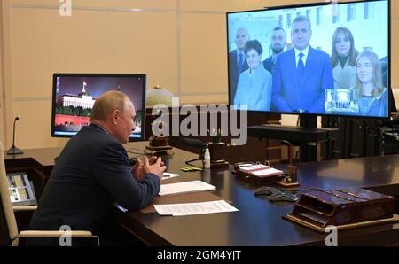 Novo-Ogaryovo, Russia. 14 settembre 2021. Il presidente russo Vladimir Putin presiede una videoconferenza con il governatore della regione di Tula Alexei Dyumin, residente nello stato di Novo-Ogaryov il 14 settembre 2021 fuori Mosca, Russia. Credit: Alexei Druzhinin/Kremlin Pool/Alamy Live News Foto Stock