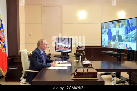 Novo-Ogaryovo, Russia. 14 settembre 2021. Il presidente russo Vladimir Putin presiede una videoconferenza con i membri del governo russo e il suo partito politico russo Unito della residenza di Stato di Novo-Ogaryov il 14 settembre 2021 fuori Mosca, Russia. Credit: Alexei Druzhinin/Kremlin Pool/Alamy Live News Foto Stock