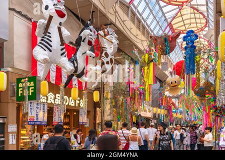 tokyo, giappone - 5 agosto 2019: Sculture in carta schiacciata di personaggi del folklore giapponese raffiguranti gatti musicali di Chindonya nello shopping del Centro Perle di Asagaya Foto Stock