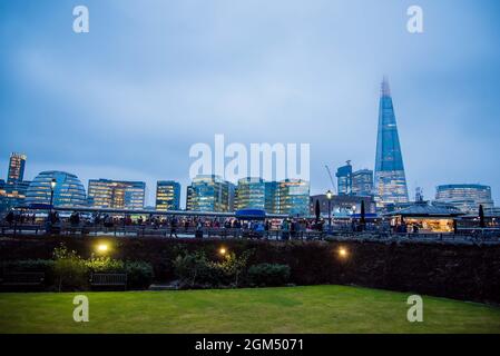 Skyline di Londra Regno Unito dalla Torre di Londra vista del castello dello Shard con finestre dorate di edifici in un'ora blu Foto Stock