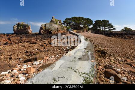 Sentiero in cemento che conduce ad una casa sulla spiaggia di Guerzido, la spiaggia principale sul lato meridionale dell'isola di Bréhat (FRANCIA). Foto Stock