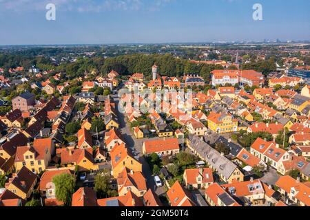 Belle, piccole, case rustiche gialle. Tradizionale stile Scandinavo. Foto Stock