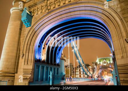 Sotto l'arco del Tower Bridge a Londra, Inghilterra. Foto Stock