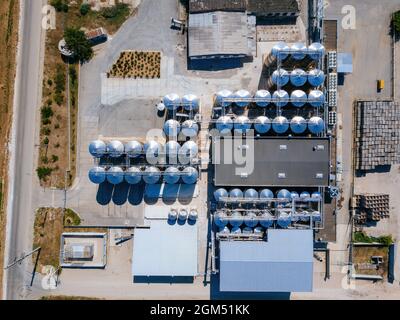 Linea di produzione di una moderna cantina, vista dall'alto dal drone. Foto Stock