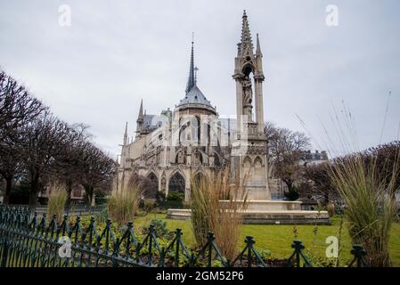 Sbirciando sopra la recinzione gotica presso la famosa Notre Dame de Paris. Vista frontale Foto Stock