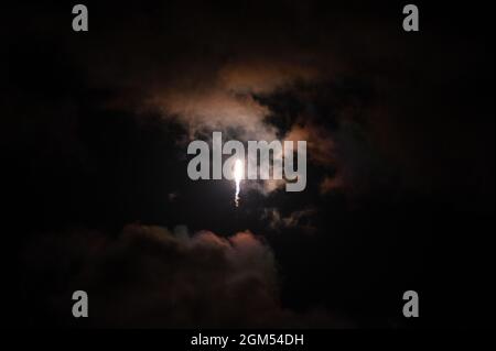 Capo Canaveral, Stati Uniti d'America. 15 Settembre 2021. Un razzo booster SpaceX Falcon 9 solleva la capsula dell'equipaggio di Resilience portando l'equipaggio di Inspiration4 durante un lancio di successo dallo Space Launch Complex 40 alla Stazione spaziale di Cape Canaveral 15 settembre 2021 a Cape Canaveral, Florida. La capsula sta portando nello spazio la prima missione di equipaggio civile. Credit: Joshua conti/US Space Force/Alamy Live News Foto Stock