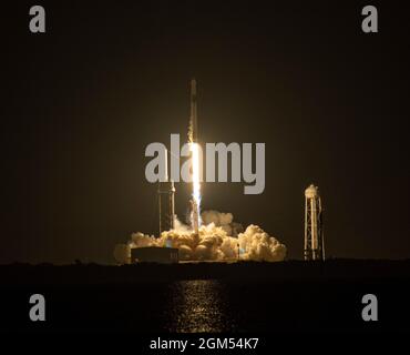 Capo Canaveral, Stati Uniti d'America. 15 Settembre 2021. Un razzo booster SpaceX Falcon 9 solleva la capsula dell'equipaggio di Resilience portando l'equipaggio di Inspiration4 durante un lancio di successo dallo Space Launch Complex 40 alla Stazione spaziale di Cape Canaveral 15 settembre 2021 a Cape Canaveral, Florida. La capsula sta portando nello spazio la prima missione di equipaggio civile. Credito: TSgt. James Hodgman/US Space Force/Alamy Live News Foto Stock