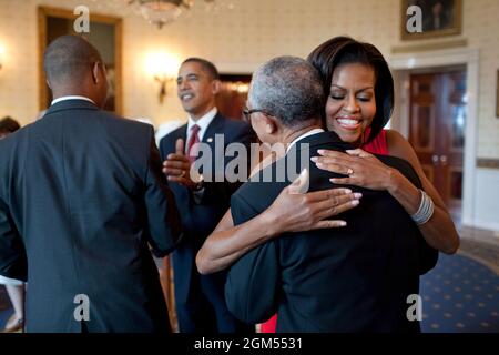 La First Lady Michelle Obama e il presidente Barack Obama salutano gli ospiti in una reception per i destinatari della Medaglia Presidenziale della libertà e le loro famiglie nella Sala Blu della Casa Bianca, 12 agosto 2009. (Foto ufficiale della Casa Bianca di Pete Souza) questa fotografia ufficiale della Casa Bianca è resa disponibile solo per la pubblicazione da parte delle organizzazioni di notizie e/o per uso personale per la stampa dal soggetto(i) della fotografia. La fotografia non può essere manipolata in alcun modo e non può essere utilizzata in materiali commerciali o politici, pubblicità, e-mail, prodotti, promozioni che in qualsiasi modo suggerisce appro Foto Stock