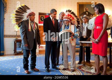 Medaglia presidenziale della libertà il ricevente Joseph Medicine Crow mostra un tamburo al presidente Barack Obama e alla prima signora Michelle Obama durante un'accoglienza per i destinatari e le loro famiglie nella stanza Blu della Casa Bianca, 12 agosto 2009. (Foto ufficiale della Casa Bianca di Pete Souza) questa fotografia ufficiale della Casa Bianca è resa disponibile solo per la pubblicazione da parte delle organizzazioni di notizie e/o per uso personale per la stampa dal soggetto(i) della fotografia. La fotografia non può essere manipolata in alcun modo e non può essere utilizzata in materiali commerciali o politici, pubblicità, e-mail, prodotti, promo Foto Stock