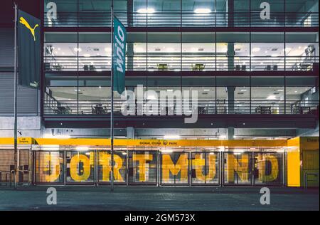 Dortmund, Germania - Ottobre 2020: Westfalenstadion si prepara ad ospitare la casa di gioco Borussia Dortmund Foto Stock