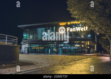 Dortmund, Germania - Ottobre 2020: Westfalenstadion si prepara ad ospitare la casa di gioco Borussia Dortmund Foto Stock