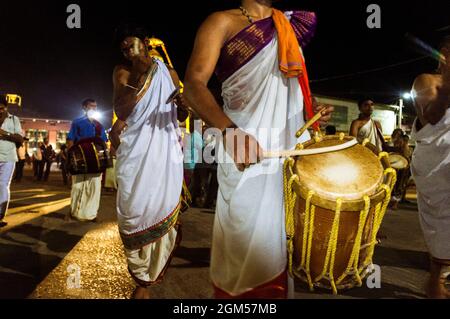 Udupi, Karnataka, India : un gruppo di sacerdoti brahmin sfilano suonando la batteria di notte intorno al tempio di Krishna 13 ° secolo. Il tempio fu fondato da Foto Stock