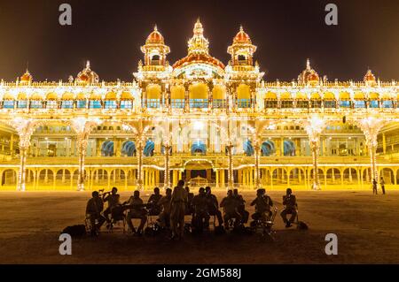 Mysore, Karnataka, India : una band musicale suona di notte fuori dal Palazzo Mysore Maharaja illuminato. Foto Stock