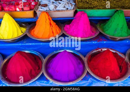 Mysore, Karnataka, India : pile coniche di polvere colorata di kumkum utilizzate per punti bindi in vendita sul mercato di Devaraja. Foto Stock