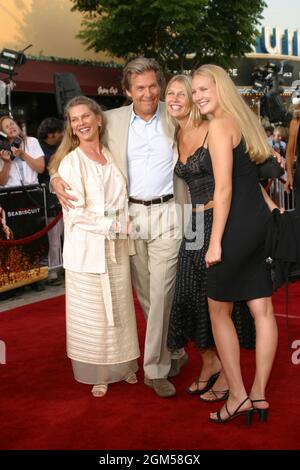 Jeff Bridges con la moglie Susan e le figlie Jesse e Hayley 7/22/03 Seabiscuit al Mann Village Theatre, Westwood Foto di Izumi Hasegawa/HNW/PictureLux Foto Stock