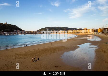San Sebastian, Gipuzkoa, Paesi Baschi, Spagna - 12 luglio 2019 : Vista generale della spiaggia di la Concha. Foto Stock