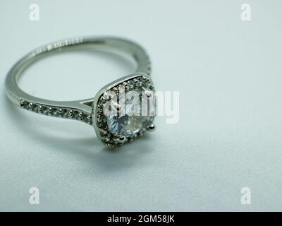 macro close-up foto argento diamante anello di nozze Foto Stock