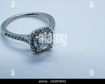 macro close-up foto argento diamante anello di nozze Foto Stock