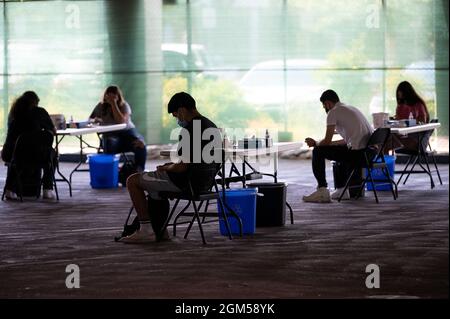 Sacramento, California, Stati Uniti. 16 settembre 2021. Gli studenti attendono i risultati dei test COVID-19 presso la Sacramento state University giovedì 16 settembre 2021 a Sacramento. (Credit Image: © Paul Kitagaki Jr./ZUMA Press Wire) Foto Stock