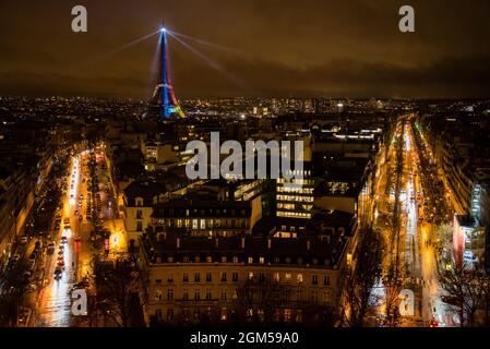 Incantevole Parigi notturna paesaggio panoramico con la Torre Eiffel arcobaleno e altri luoghi popolari che brilla oro Foto Stock