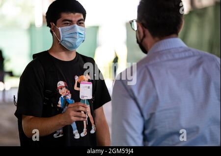 Sacramento, California, Stati Uniti. 16 settembre 2021. Gustavo Peralta, 20 mostra il suo test COVID-19 a Director of Health Services Dan Carsel alla Sacramento state University giovedì 16 settembre 2021 a Sacramento. (Credit Image: © Paul Kitagaki Jr./ZUMA Press Wire) Foto Stock