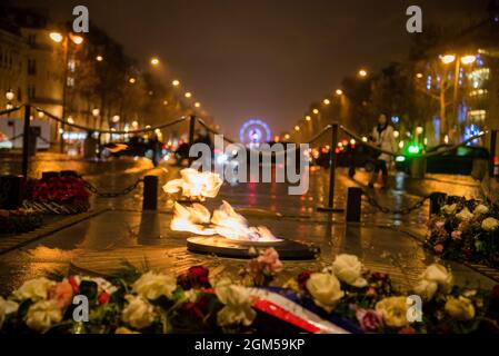 L'Arco di Trionfo, famoso in tutto il mondo, fiorisce e fiammella nel centro di Parigi, Francia. Vista di dettaglio dall'arco verso la ruota Foto Stock