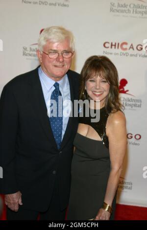 Phil Donahue, Marlo Thomas 08/19/03 ST. JUDE RUNWAY PER LA VITA SPETTACOLO DI MODA CELEBRITÀ al Beverly Hilton Hotel, Beverly Hills Foto di Kazumi Nakamoto/HNW/PictureLux Foto Stock