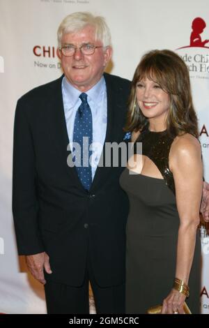 Phil Donahue, Marlo Thomas 08/19/03 ST. JUDE RUNWAY PER LA VITA SPETTACOLO DI MODA CELEBRITÀ al Beverly Hilton Hotel, Beverly Hills Foto di Kazumi Nakamoto/HNW/PictureLux Foto Stock