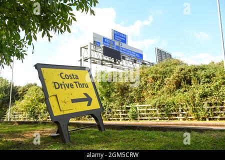 Costa Coffee Drive in presso la M27 Rownhams servizi in direzione sud vicino Southampton Inghilterra segno apparsi sulla rampa d'ingresso Foto Stock