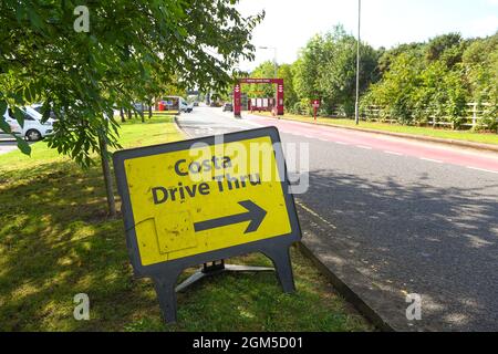 Costa Coffee Drive in presso la M27 Rownhams servizi in direzione sud vicino Southampton Inghilterra segno apparsi sulla rampa d'ingresso Foto Stock