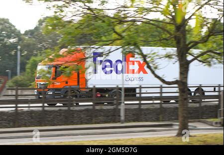 Fed ex TNT Truck guida sulla M27 autostrada Hampshire Inghilterra. L'attuale carenza di fattori trainanti sta sconvolgendo i servizi e la catena di fornitura. Foto Stock