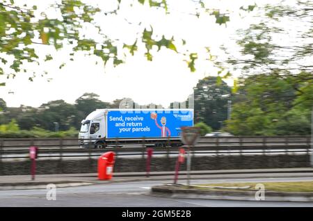 Un camion di consegna Hermes guida lungo l'autostrada M27 in una panoramica. Attualmente i conducenti di autocarri sono a corto di scorte che danneggiano la catena di approvvigionamento. Foto Stock