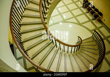 Una scala a spirale conduce al piano di sotto alla Florida State Capitol, luglio 23, 2013, in Tallahassee, Florida. Foto Stock