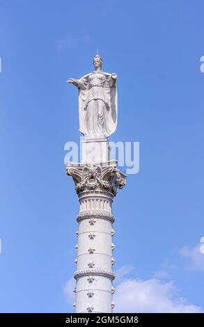 USA, Virginia, Yorktown - 30 marzo 2013: Yorktown Victory Monument, primo piano di una colonna in pietra bianca con la statua della Liberty Lady contro blu Foto Stock